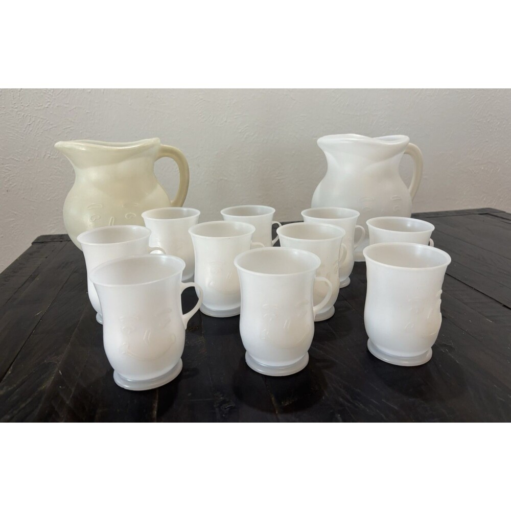 Vintage Kool Aid Pitchers And 10 Cups White Plastic Smiling Face 12 Pieces